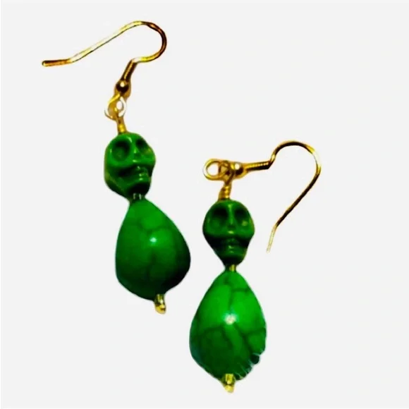 UNBRANDED HANDMADE Green MAGNESITE Stone BEAD SKULL Bone-Chilling Earrings - Picture 3 of 8